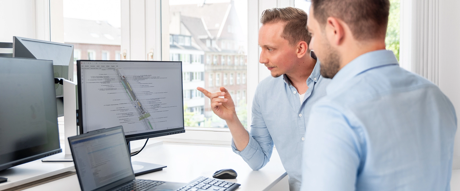 Kollegen am Computer