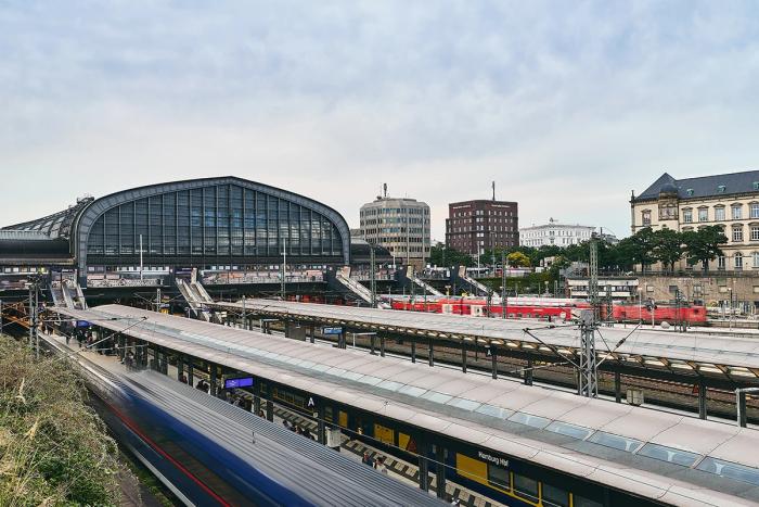 Bahnhof mit einfahrenden Zügen