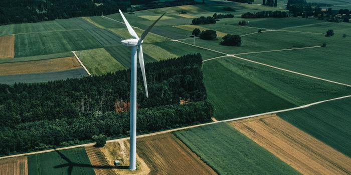 Windrad auf Feld